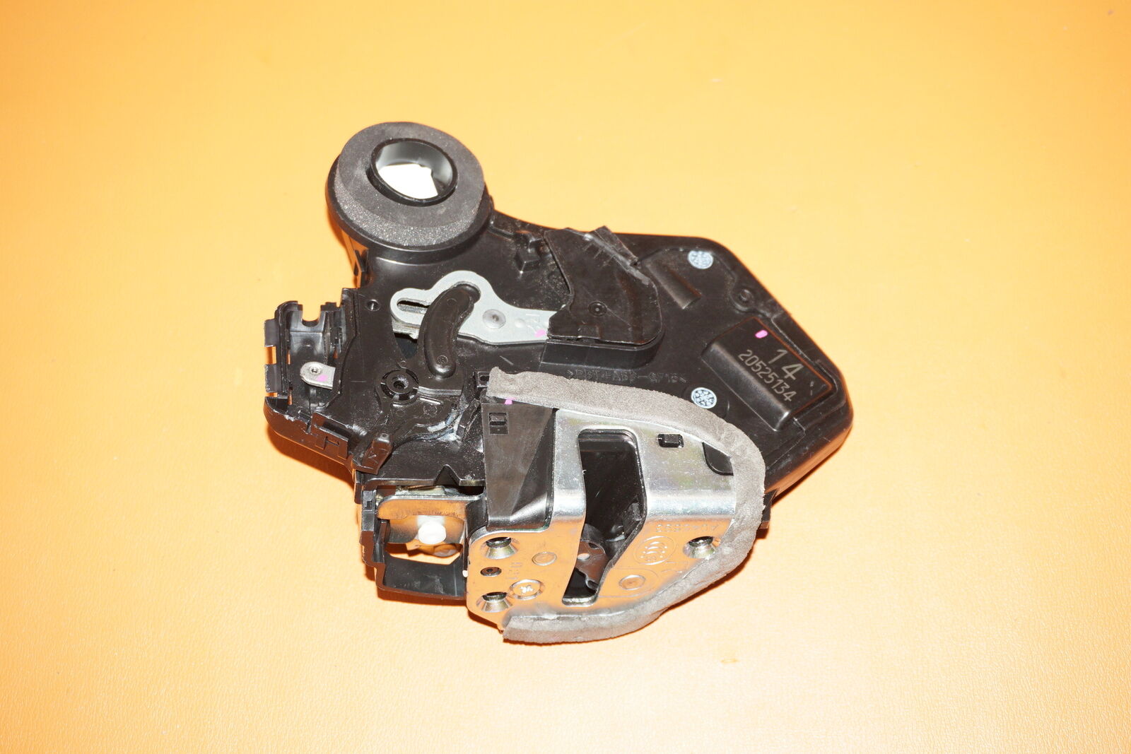 TOYOTA DOOR LOCK RIGHT REAR 6905060091 OEM