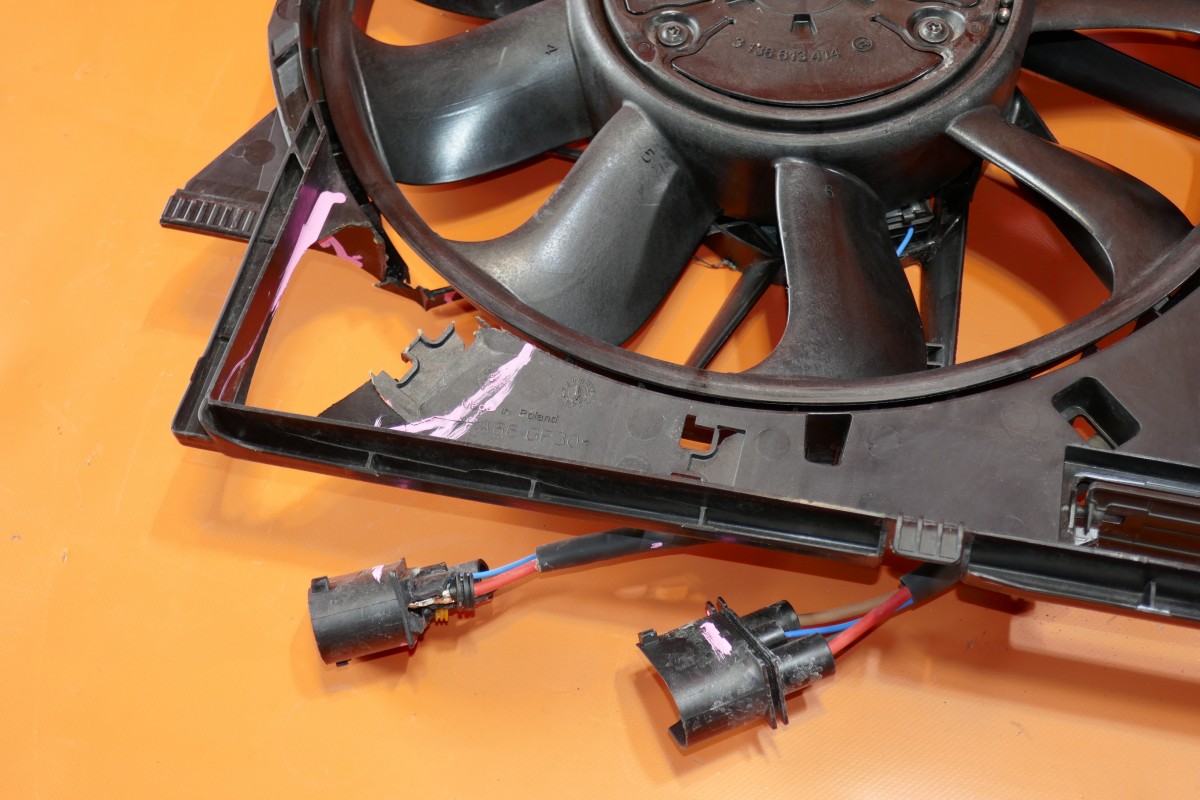 AUDI Q7 Q8 COOLING FAN 2018 2019 2020 8W0121003D OEM DAMAGED