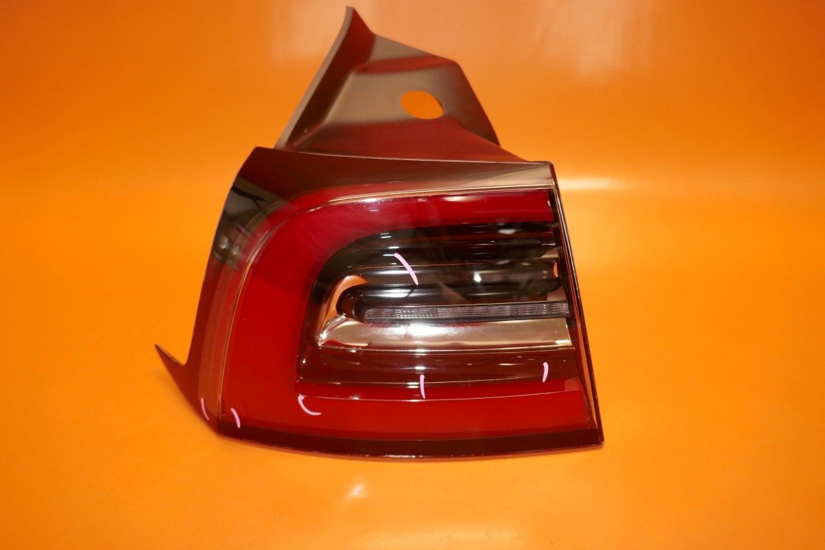 Linkes Rücklicht LED Für Tesla Model 3 2017-2023 - Außen 1077399-00