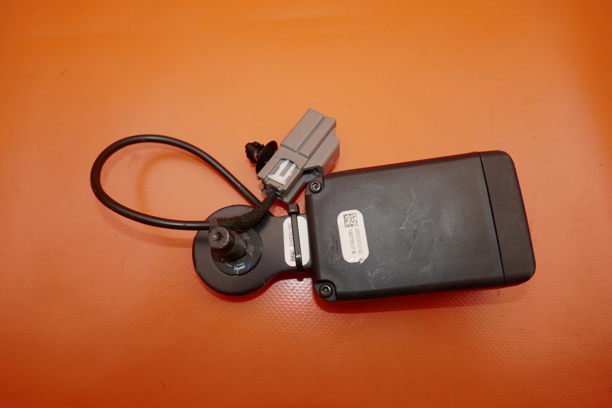 TESLA MODEL Y 2ND ROW SEAT BELT BUCKLE 2020 2021 2022 149378601B1 OEM