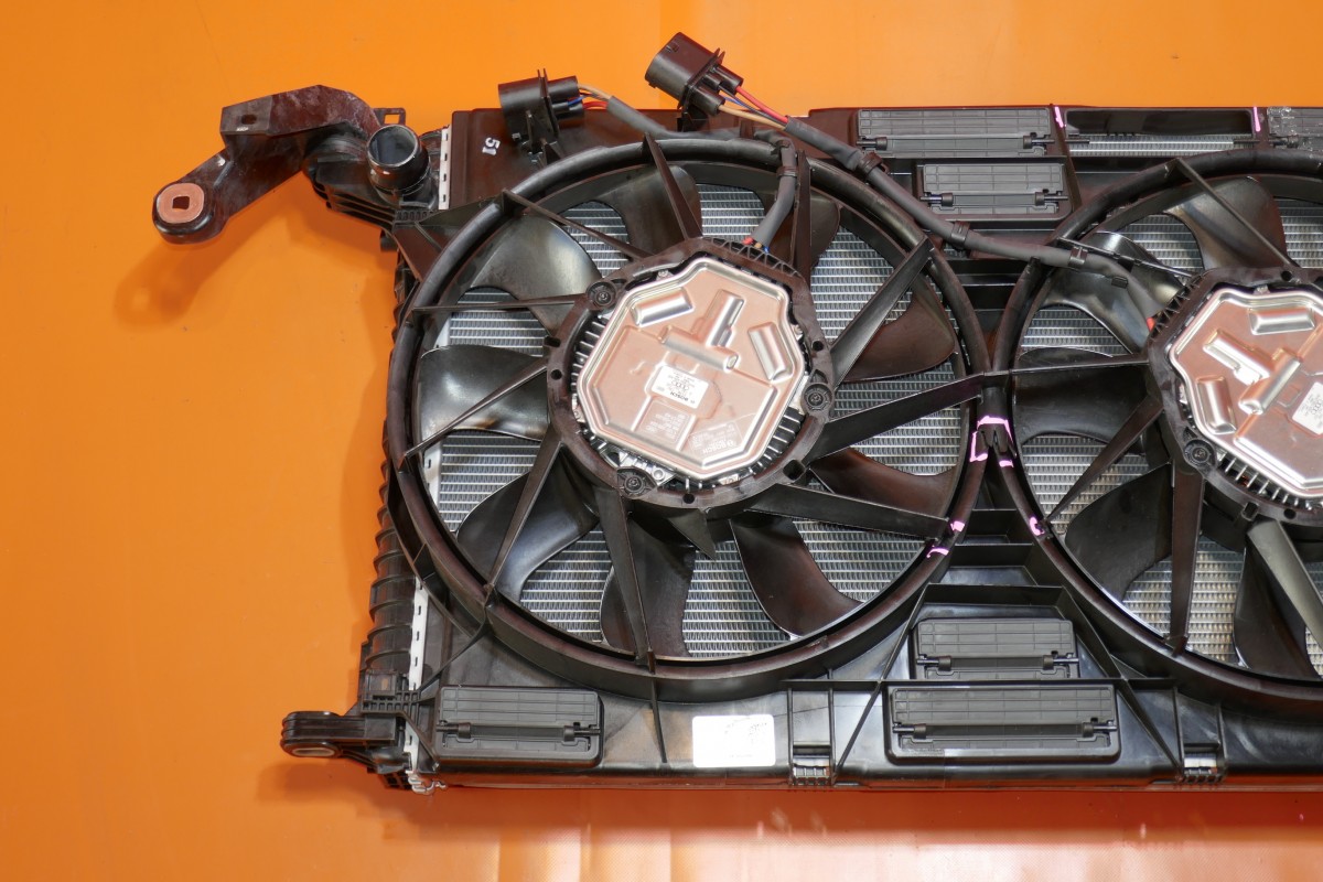 AUDI Q7 COOLING FAN 2018 2019 2020 8W0121003D OEM DAMAGED