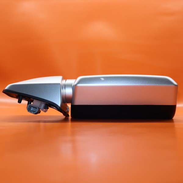 thumbnail image 2 of Front Door Glass Passenger Side Toyota FJ Cruiser 4 Door 2 of 9